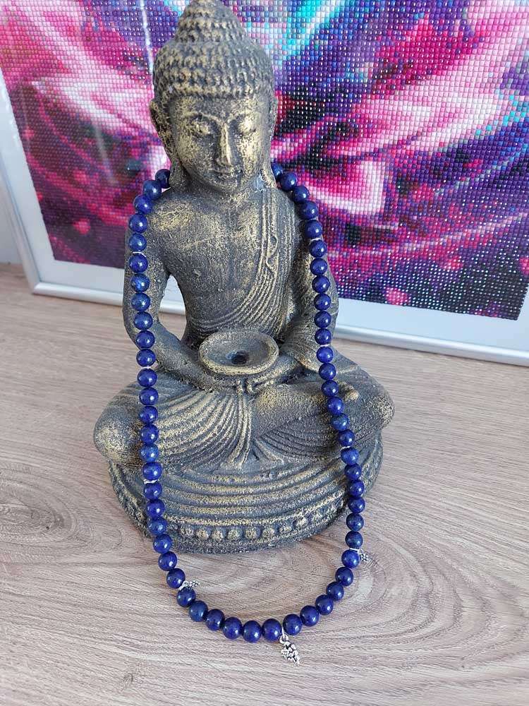 Collier bleu sur bleu